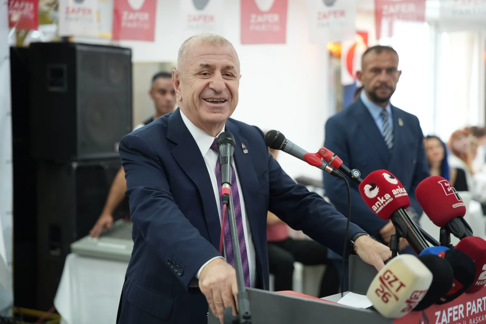 Zafer Partisi’nden Dikkat Çeken Çıkış: “Bu Ülkenin Artık Saraylara Değil, Fabrikalara İhtiyacı Var”