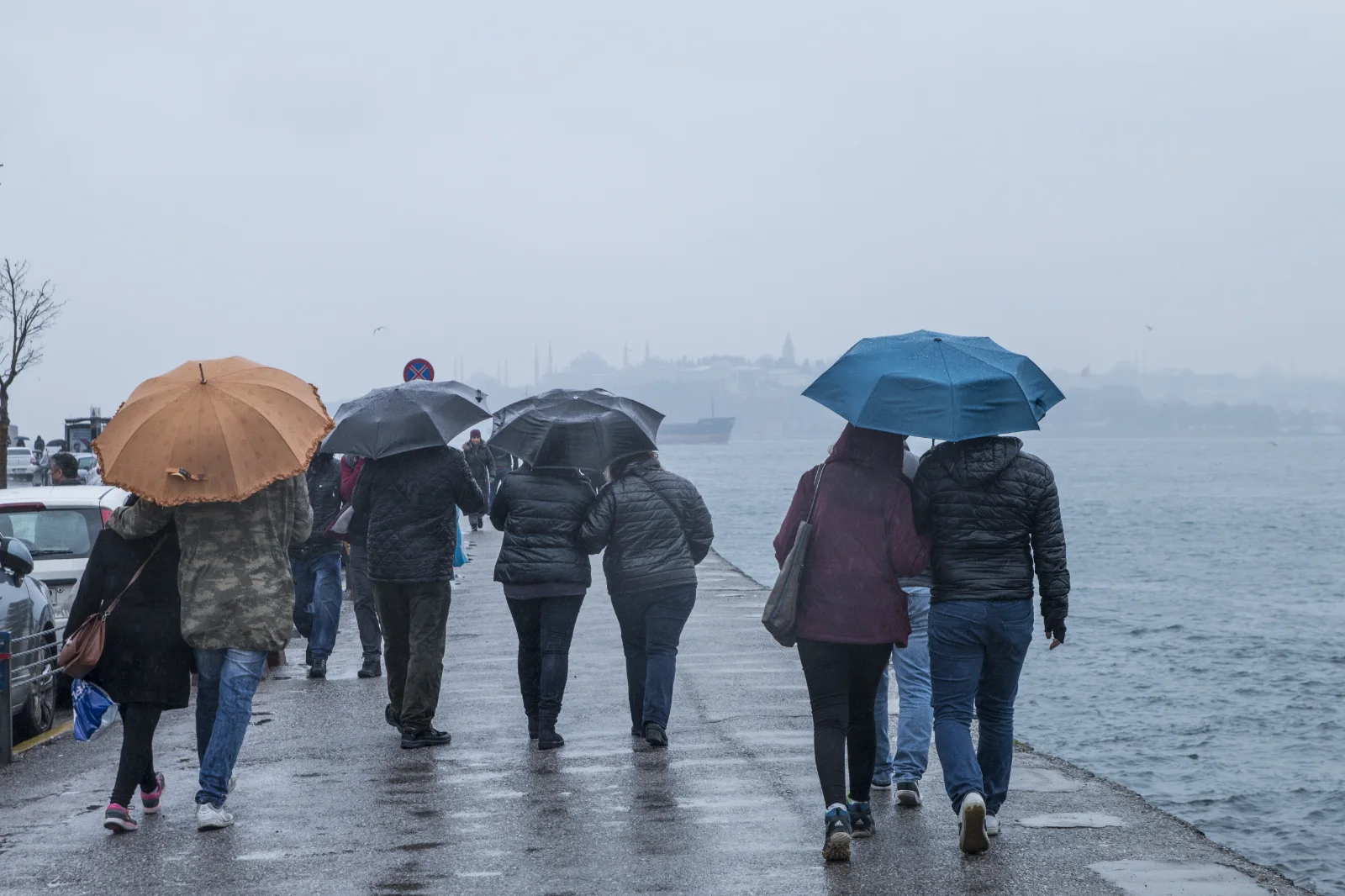 AKOM Uyardı: İstanbul’da Şiddetli Yağış ve Sıcaklık Düşüşü Başlıyor