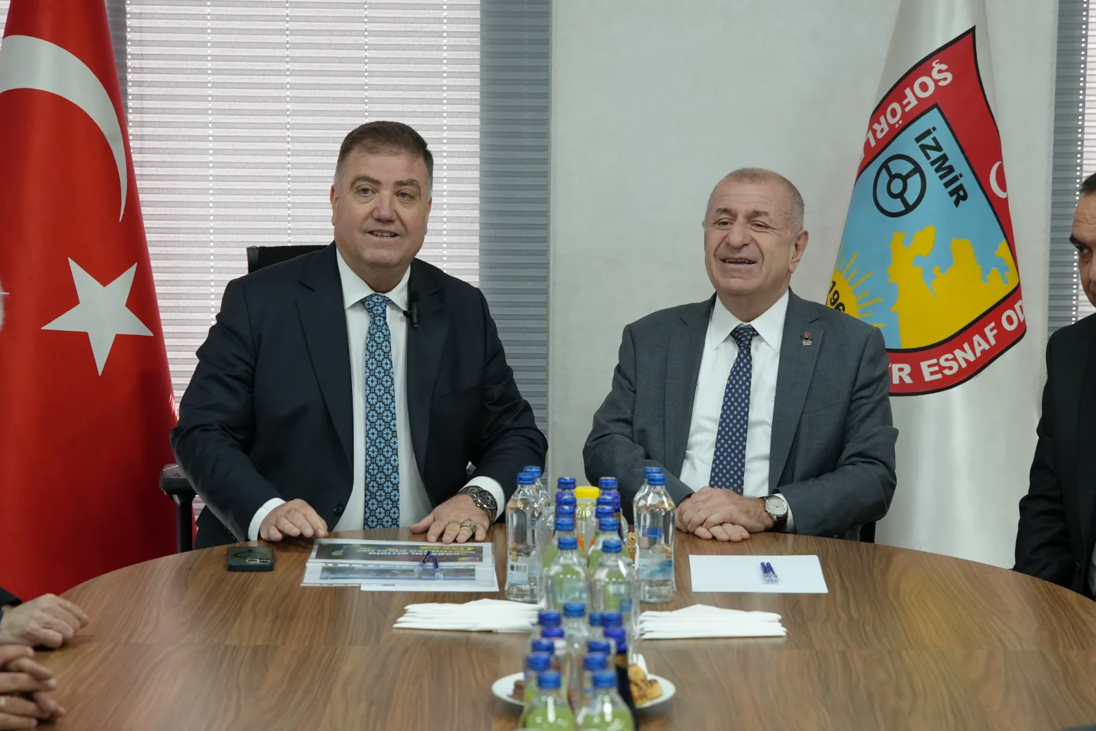 Ümit Özdağ’dan Esnaf ve Ekonomi Mesajı: “Türkiye Ağır Bir Buhrandan Geçiyor”