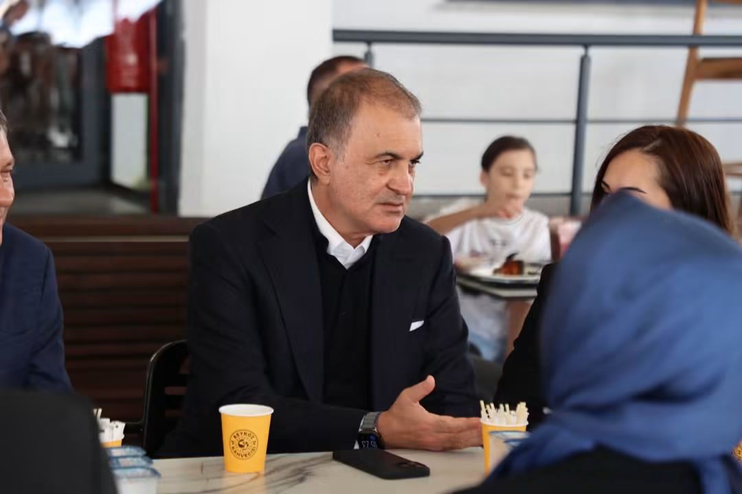 Ömer Çelik’ten Özgür Özel’e sert eleştiri: “Siyasi sorumluluğun alfabesinden habersiz”