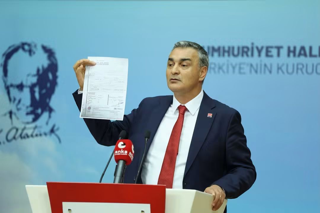CHP Sözcüsü Müslim Sarı’dan AK Parti’ye geçen belediye başkanlarına sert tepki: “Hiç yüzünüz kızarmıyor mu?”
