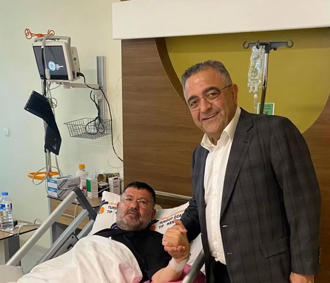 Sezgin Tanrıkulu’ndan Hastanede Tedavi Gören Veli Ağbaba’ya Ziyaret