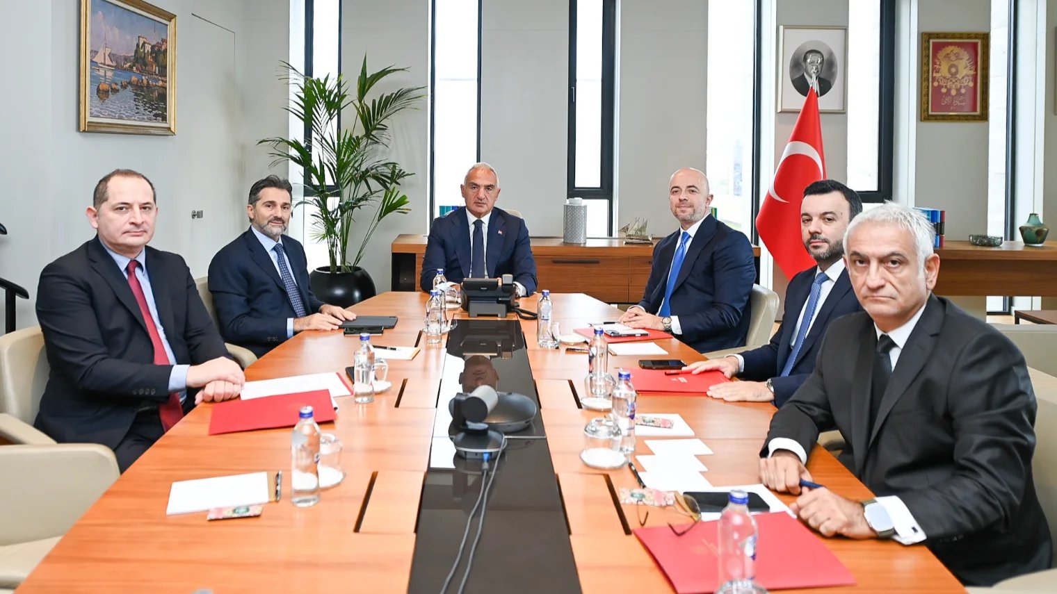 Bakan Ersoy ve THY Yönetimi Masada: Uçuş Ağı Yeni Destinasyonlarla Genişletilecek