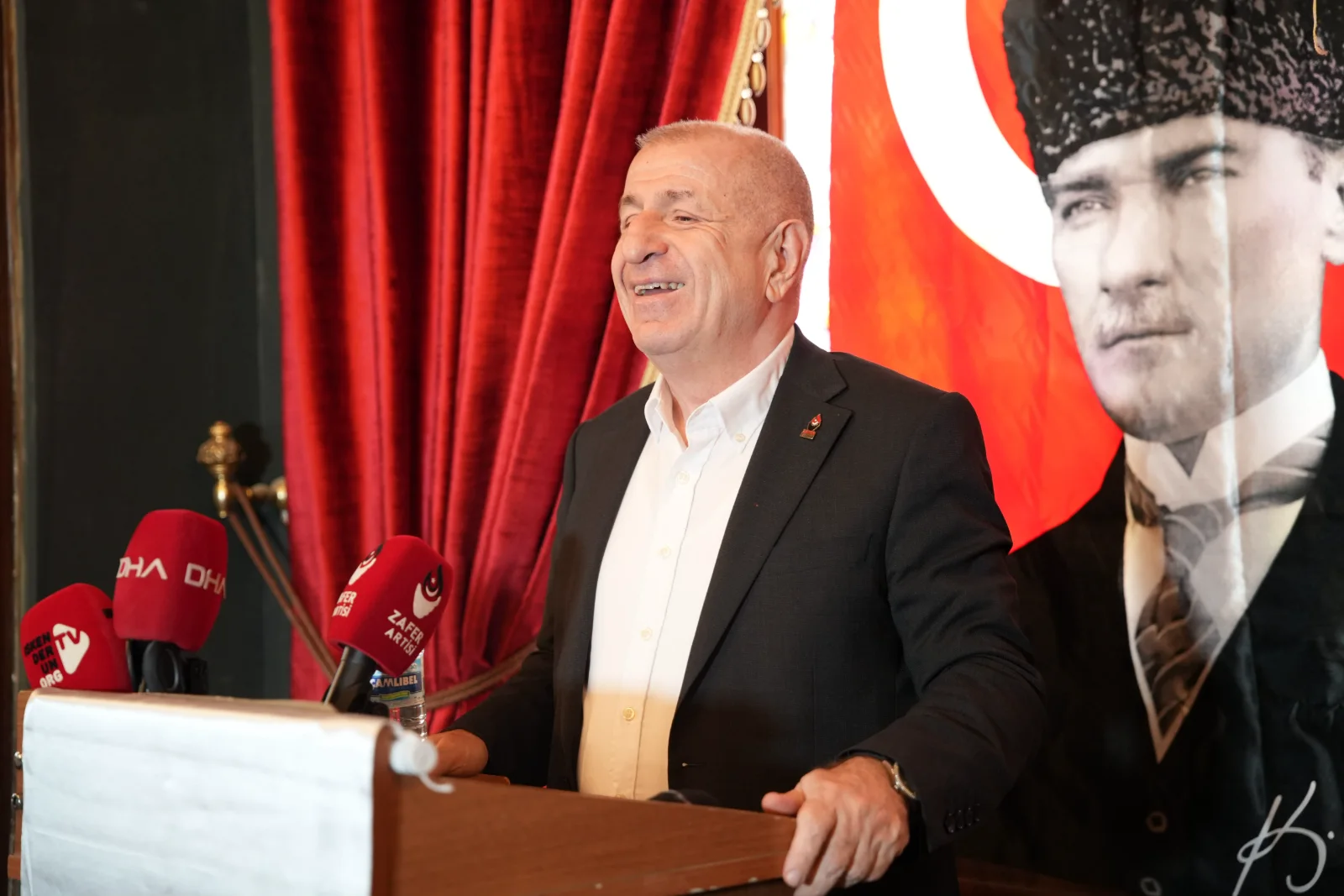 Ümit Özdağ Hatay’da gündemi değerlendirdi: Basın özgürlüğü, fon soruşturması, sığınmacılar ve çözüm süreci