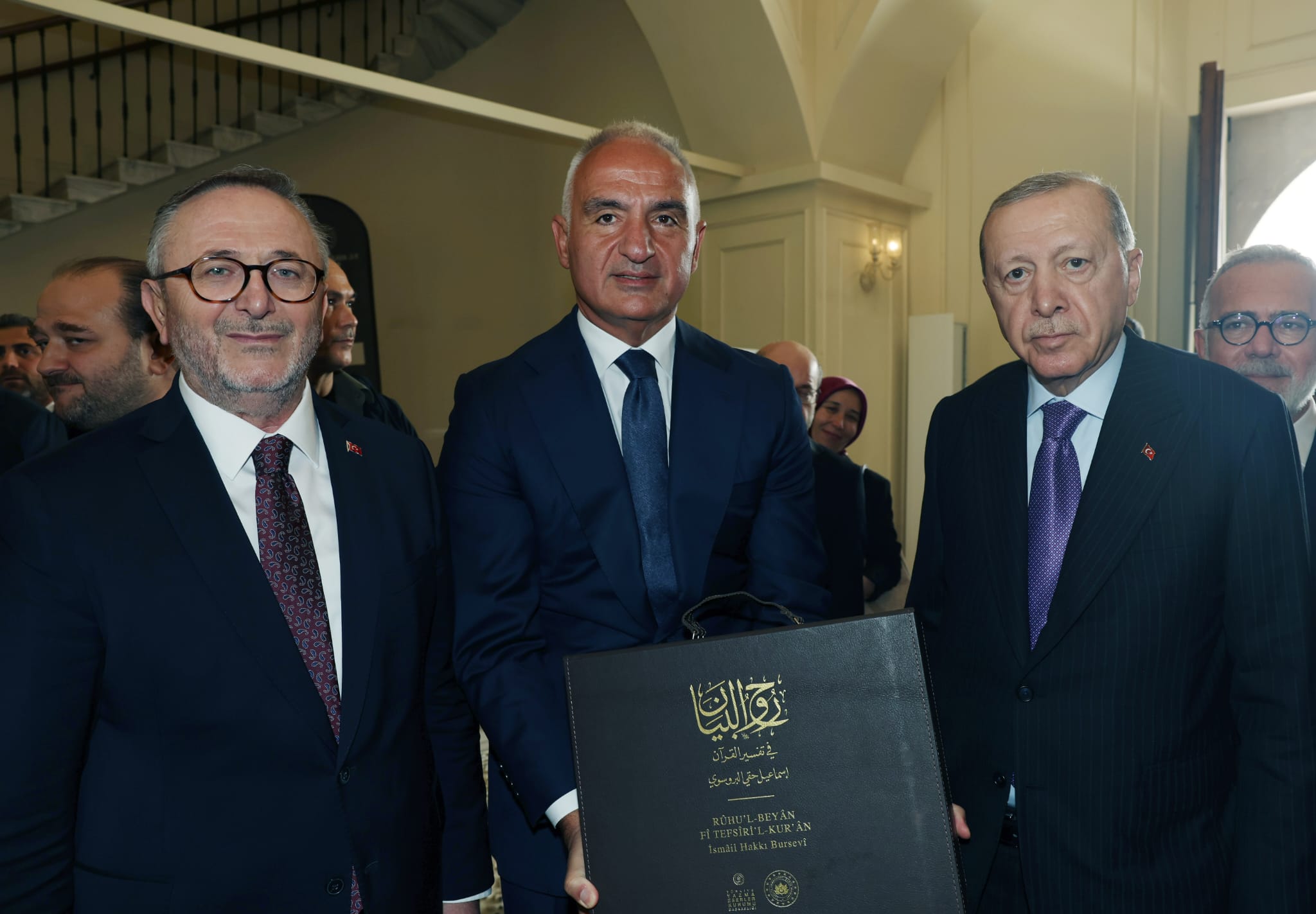 Bakan Ersoy’dan Cumhurbaşkanı Erdoğan’a Özel Takdim: Bursevî’nin 16 Defterlik Tefsiri Tıpkıbasım Olarak Yayınlandı