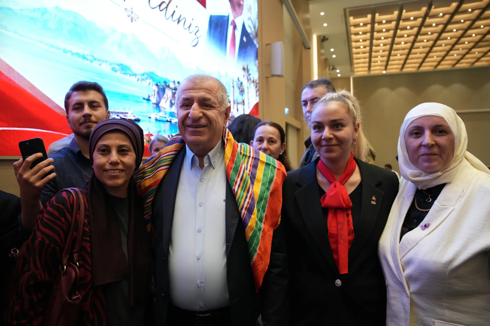 Ümit Özdağ’dan Antalya’da Sert Mesajlar: “PKK Silah Bırakmadı, Hesabı Sandıkta Soracağız”