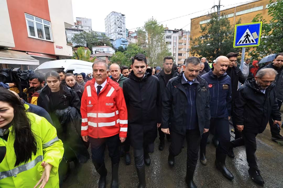 Nuri Aslan’dan Ayazağa’da Sel Mağdurlarına Güvence: “İBB Olarak Sizi Yalnız Bırakmayız”