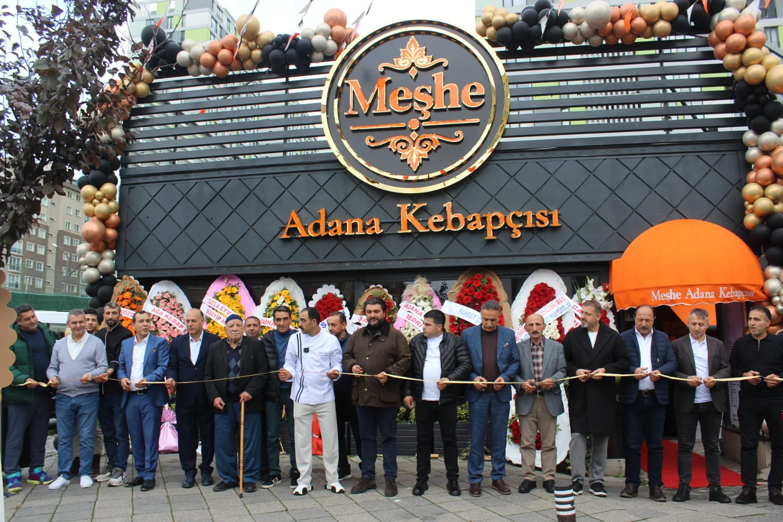 ŞERİFALİ’DE GÖRKEMLİ AÇILIŞ! MEŞHE ADANA KEBAPÇISI’NA YOĞUN İLGİ! ALICAN USTA’DAN “YA ALLAH, BİSMİLLAH” DİYEREK İLK ADIM!