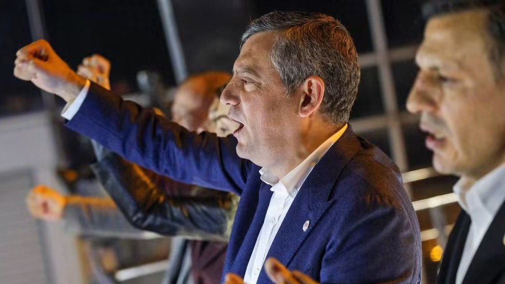 Özgür Özel’den Halk TV Önünde Kayyım Tepkisi: “Milleti Susturamazsınız, Gerçekleri Karartamazsınız”