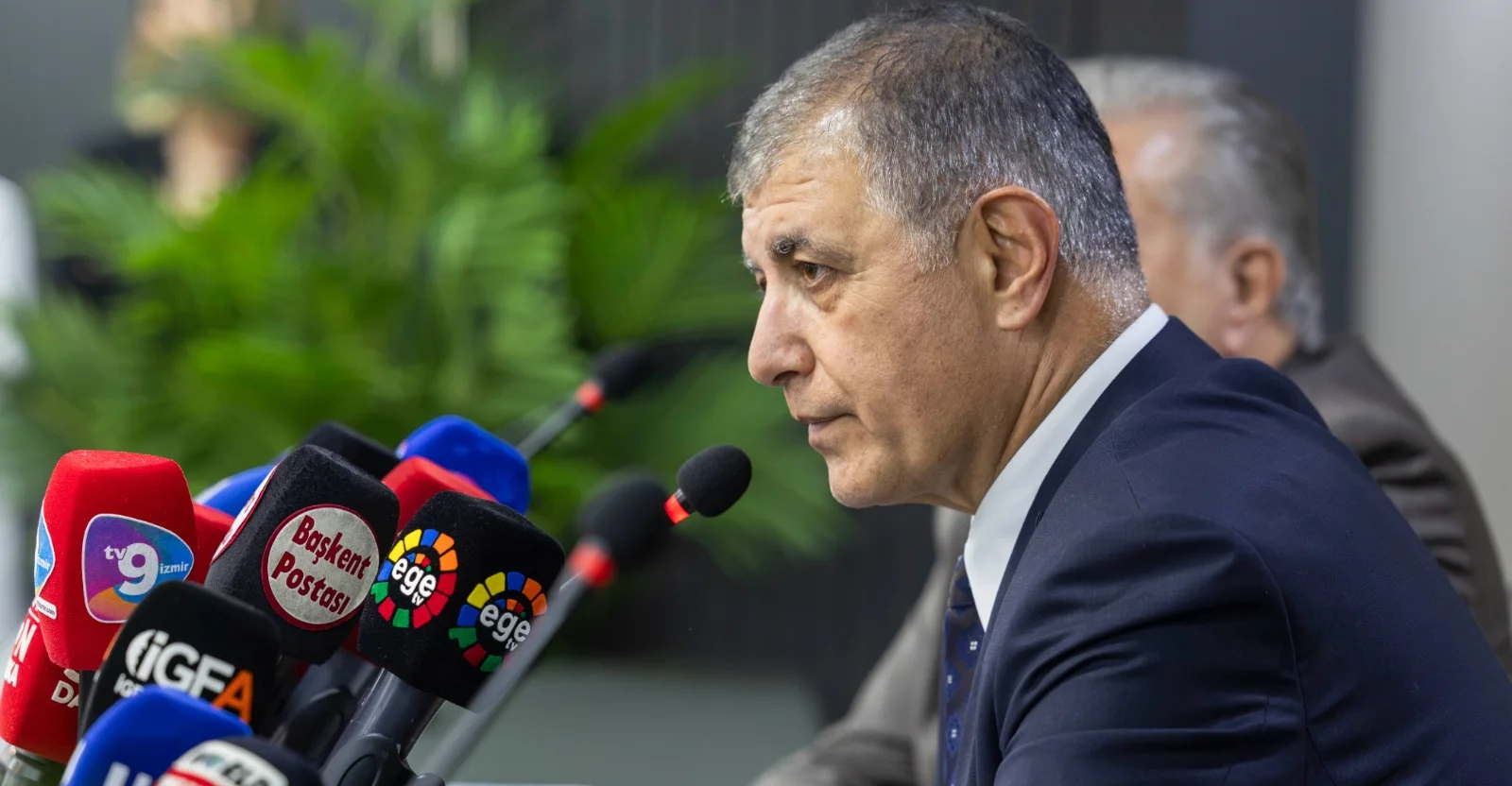 AK PARTİ’YE GEÇEN CEMİL TUGAY’DAN İZMİRLİLERE SU İNDİRİMİ MÜJDESİ!