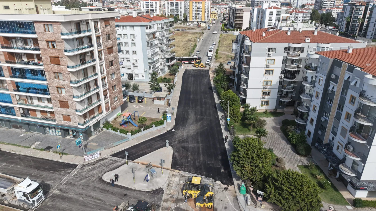 ATAŞEHİR VE HARMANDALI’DA YOL SEFERBERLİĞİ! İZMİR’DE ASFALT ÇALIŞMALARI HIZ KAZANDI