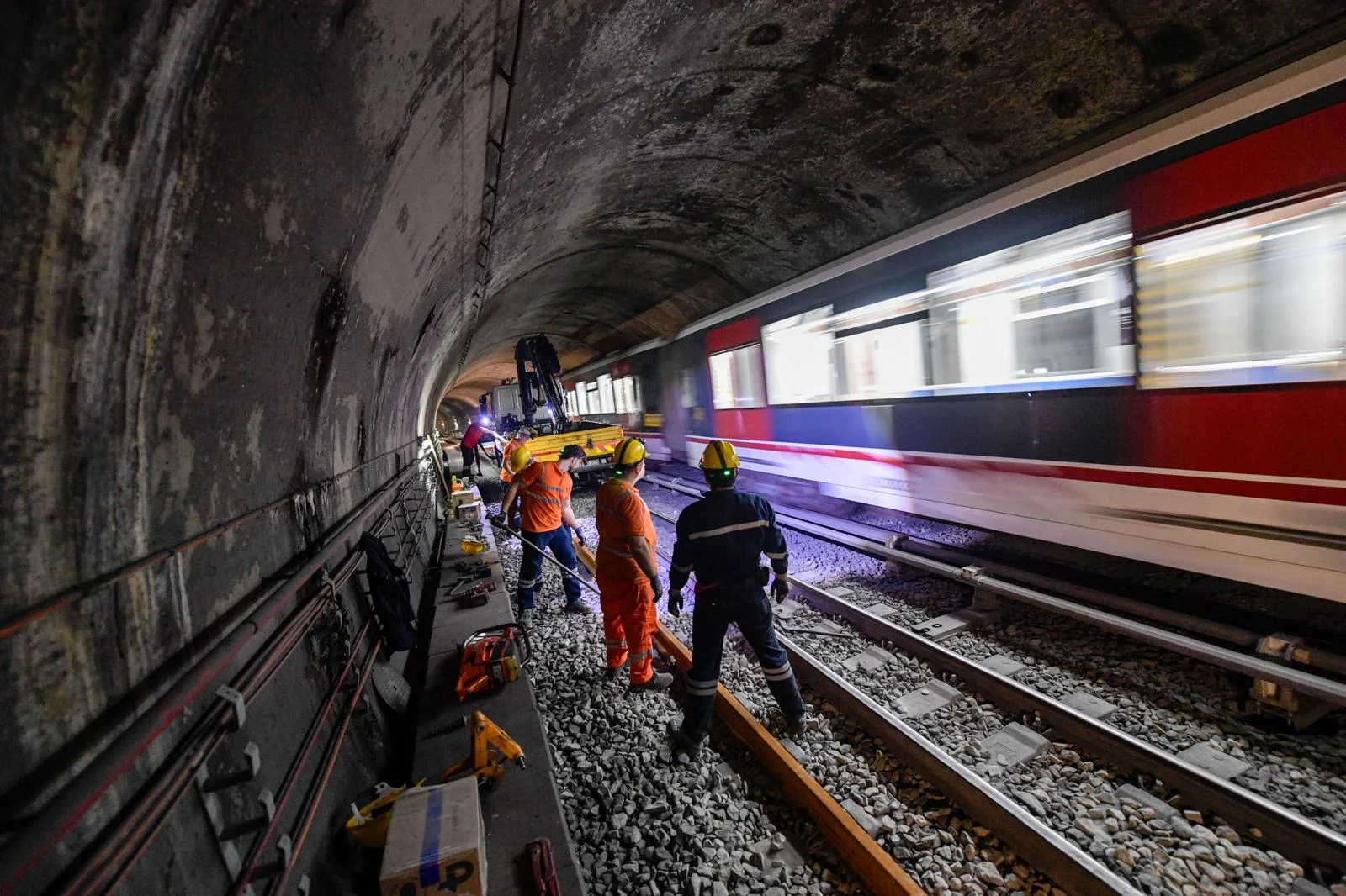 İZMİR METROSU’NDA RAY YENİLEME SEFERBERLİĞİ! 844 METRE RAY DEĞİŞTİRİLDİ