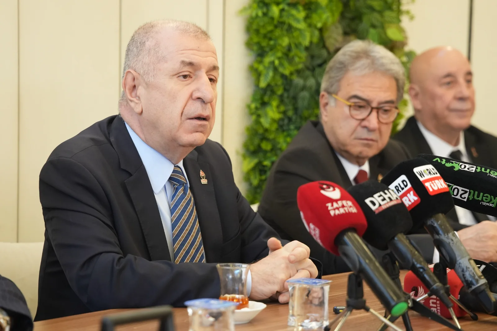 Ümit Özdağ Denizli’den İktidara Yüklendi: “Sanayici Perişan, Çiftçi Perişan, Esnaf Perişan”