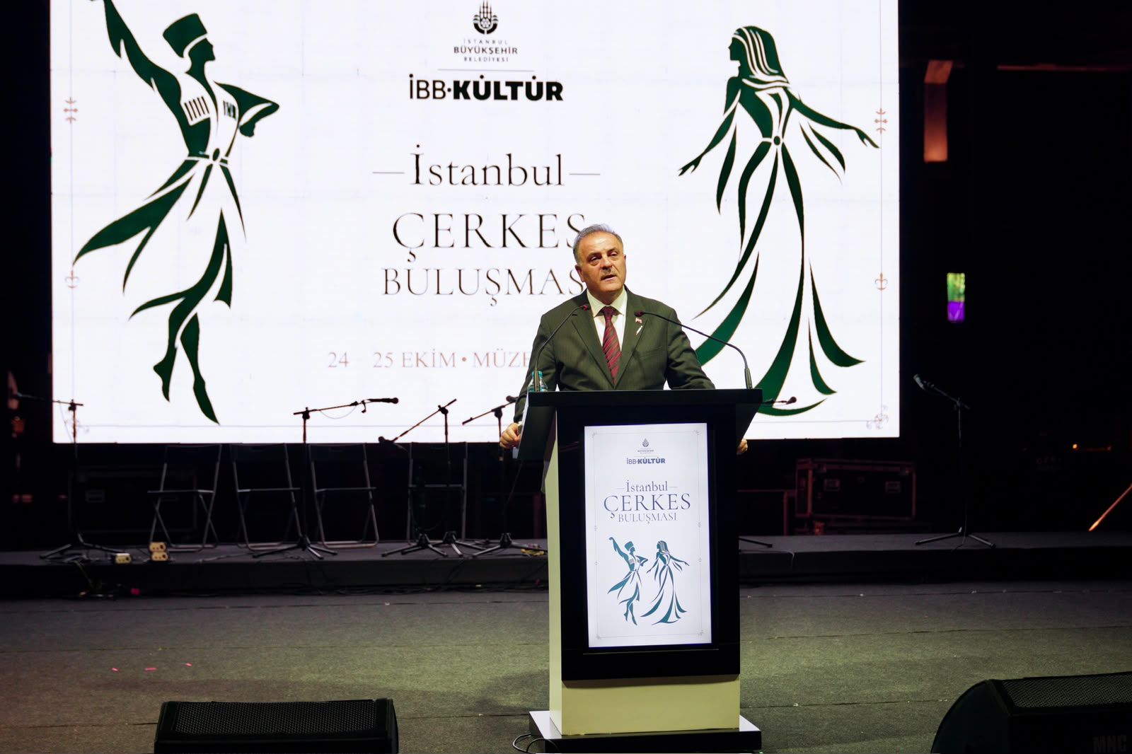 NURİ ASLAN, İSTANBUL ÇERKES BULUŞMASI’NDA KONUŞTU: “BİR HALKIN HİKÂYESİ YURDUNDAN AYRILDIĞI YERDEN SONA ERMEZ”
