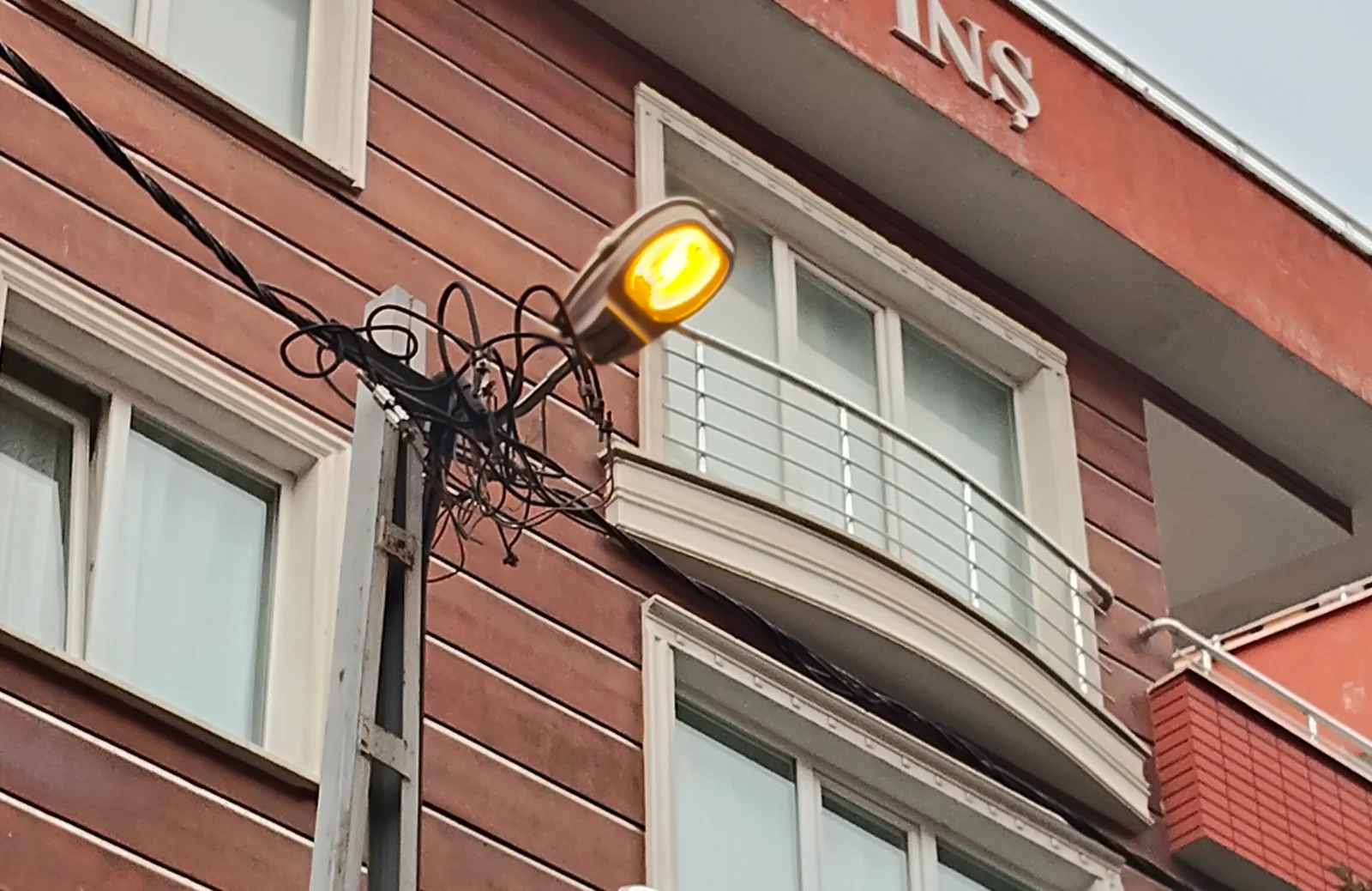 Çekmeköy’de Gündüz Vakti Sokak Lambaları Neden Yanıyor?
